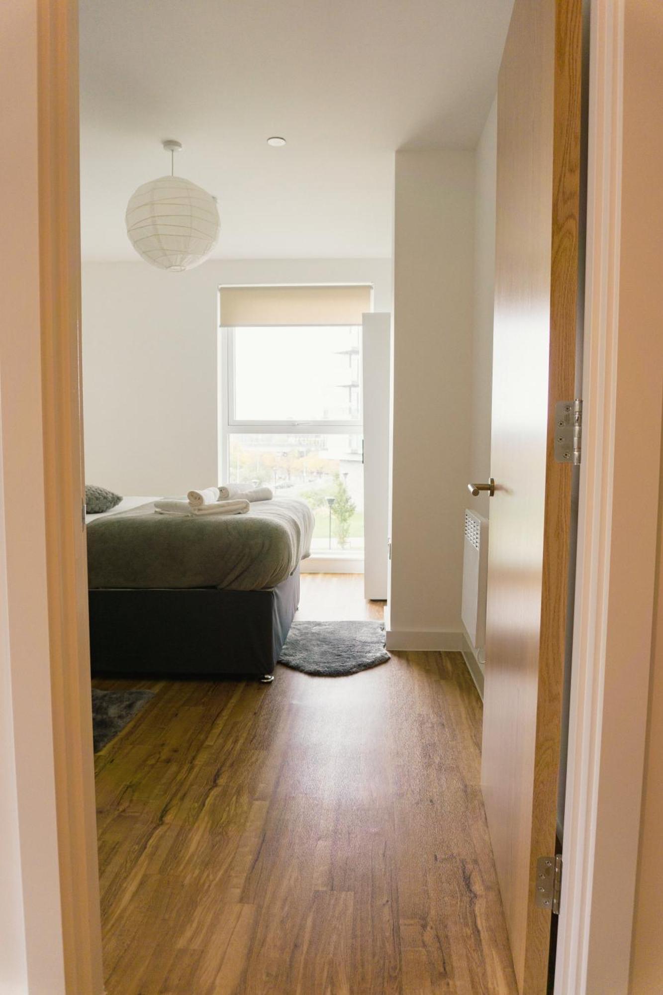 Manchester'S Luxurious 2-Bed Haven With Balcony - Canal Views & Proximity To Manchester United Eksteriør bilde