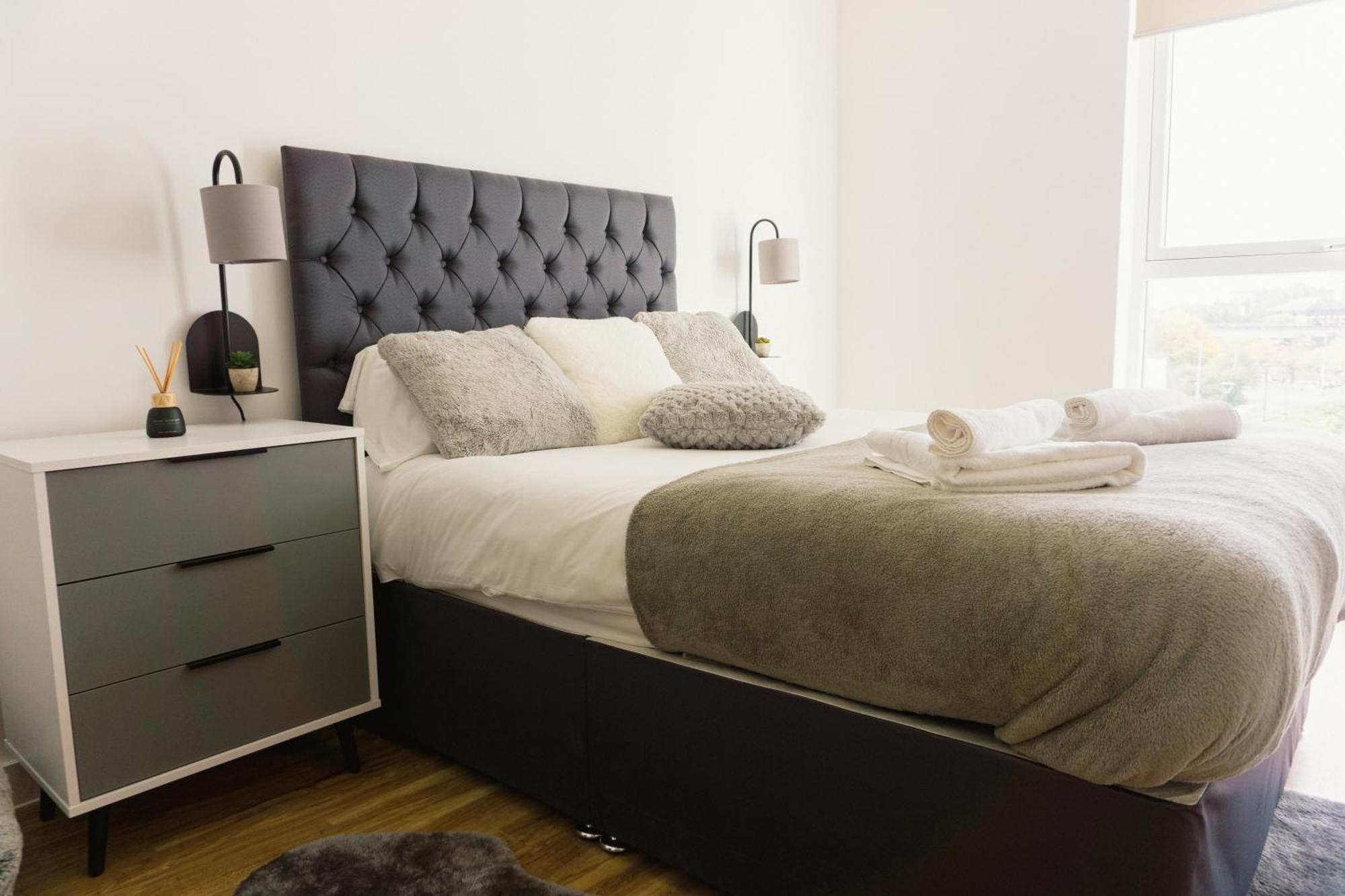 Manchester'S Luxurious 2-Bed Haven With Balcony - Canal Views & Proximity To Manchester United Eksteriør bilde
