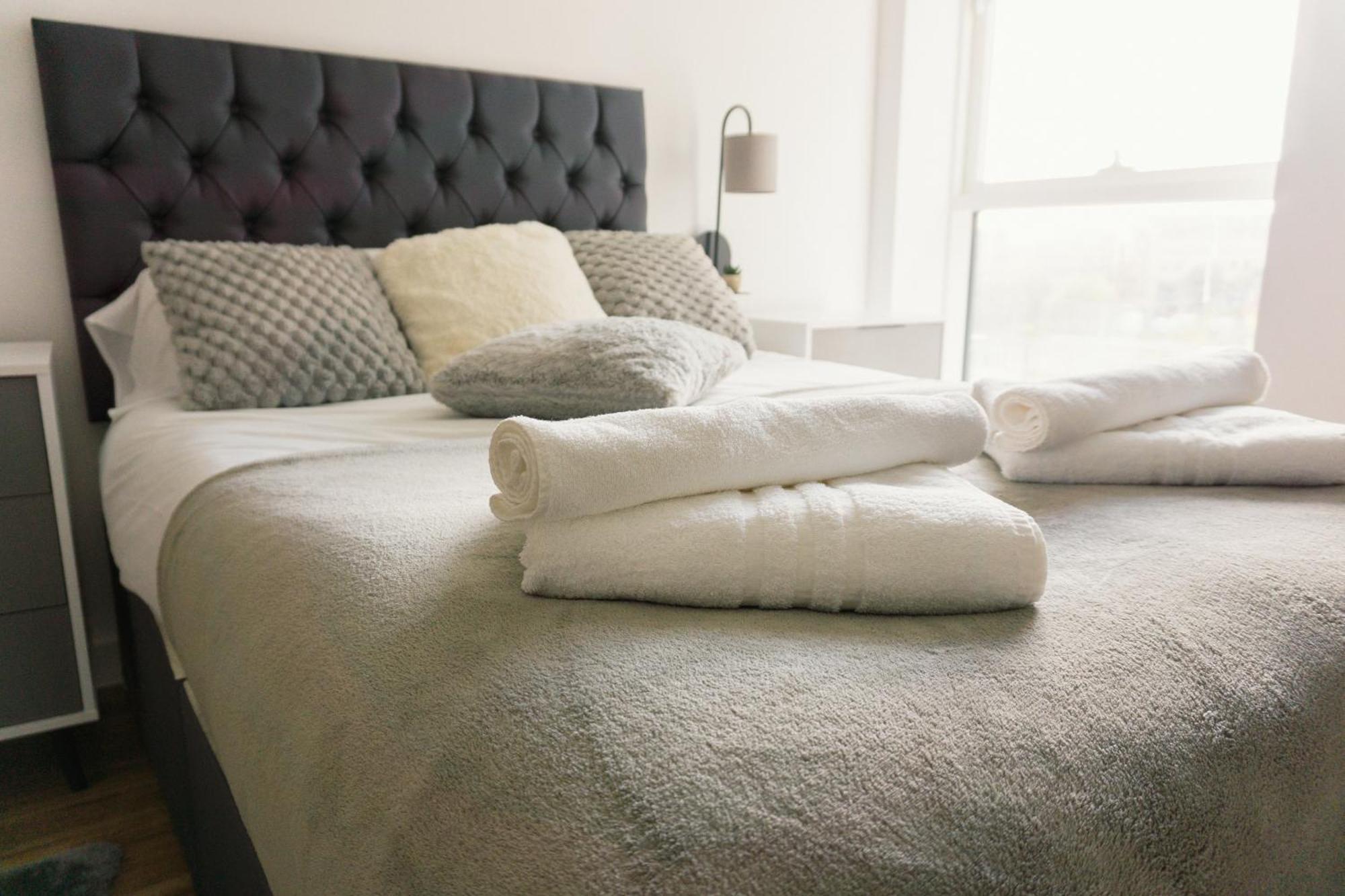Manchester'S Luxurious 2-Bed Haven With Balcony - Canal Views & Proximity To Manchester United Eksteriør bilde