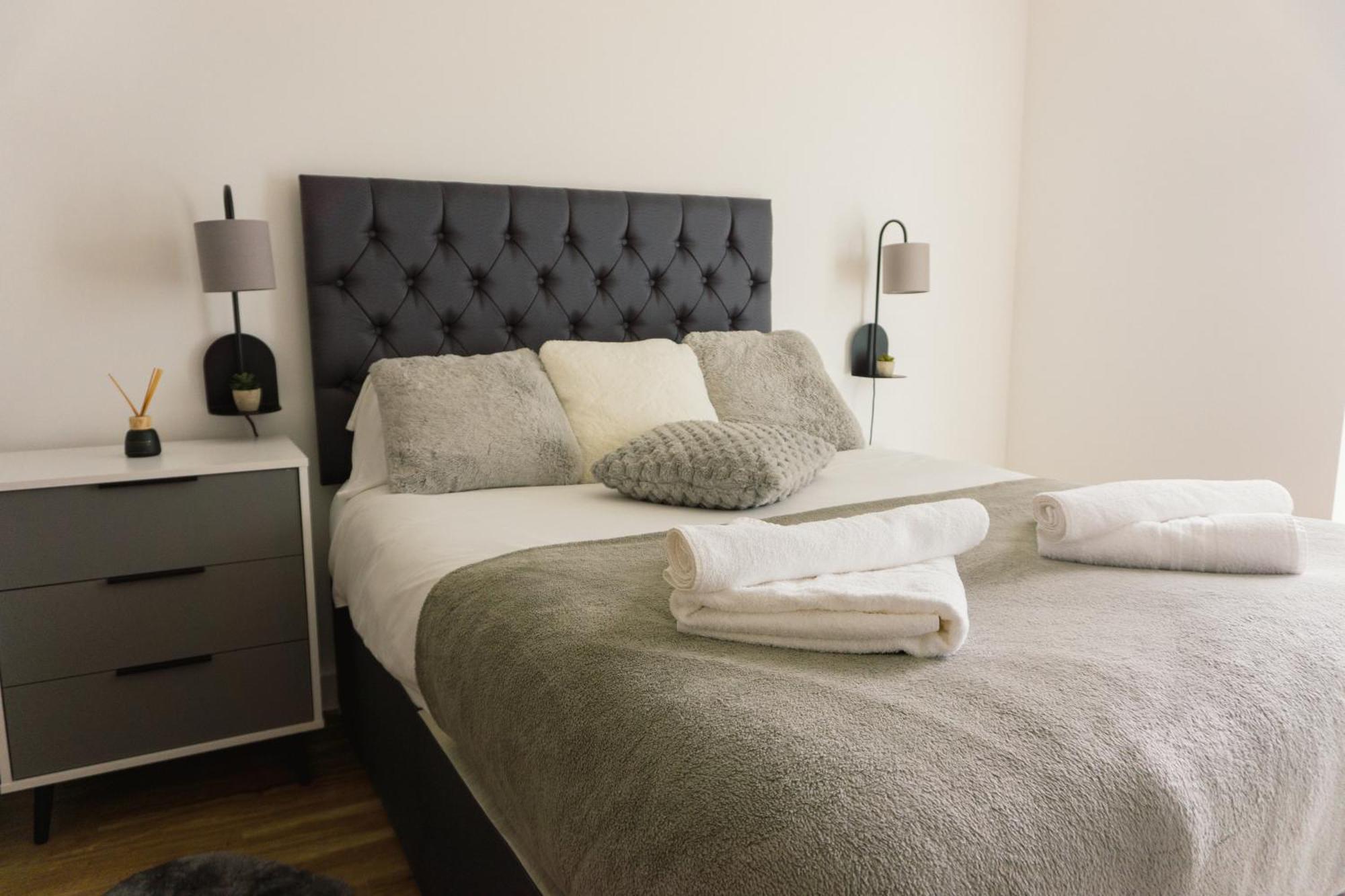 Manchester'S Luxurious 2-Bed Haven With Balcony - Canal Views & Proximity To Manchester United Eksteriør bilde