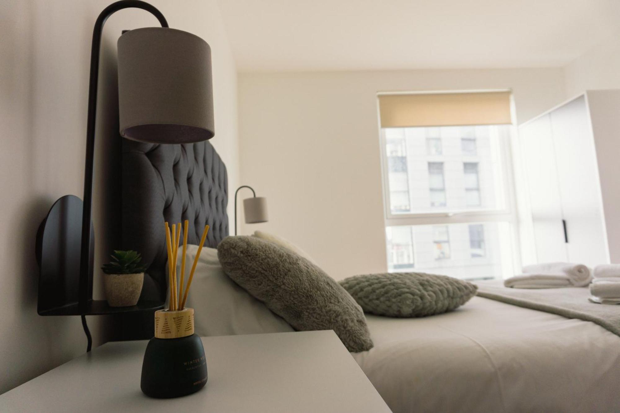 Manchester'S Luxurious 2-Bed Haven With Balcony - Canal Views & Proximity To Manchester United Eksteriør bilde