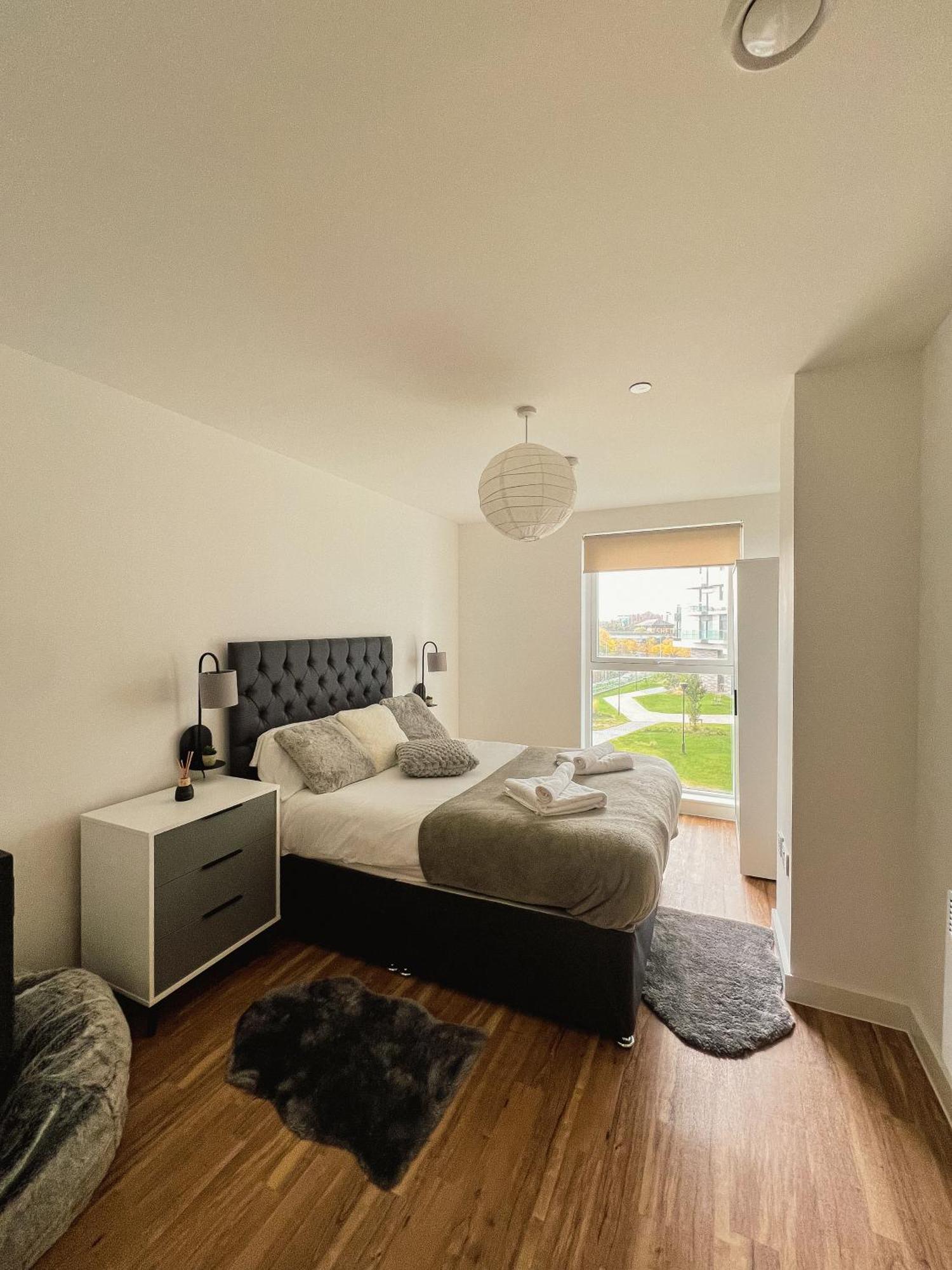 Manchester'S Luxurious 2-Bed Haven With Balcony - Canal Views & Proximity To Manchester United Eksteriør bilde